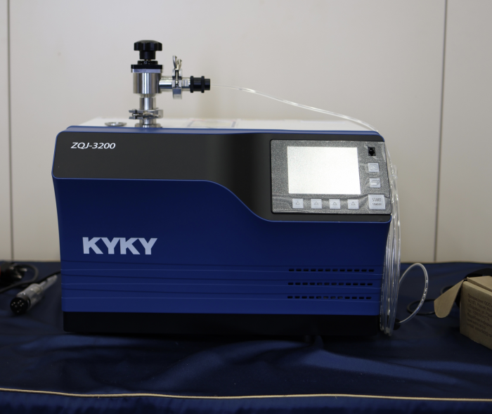 Helium mass spectrometric leak detector