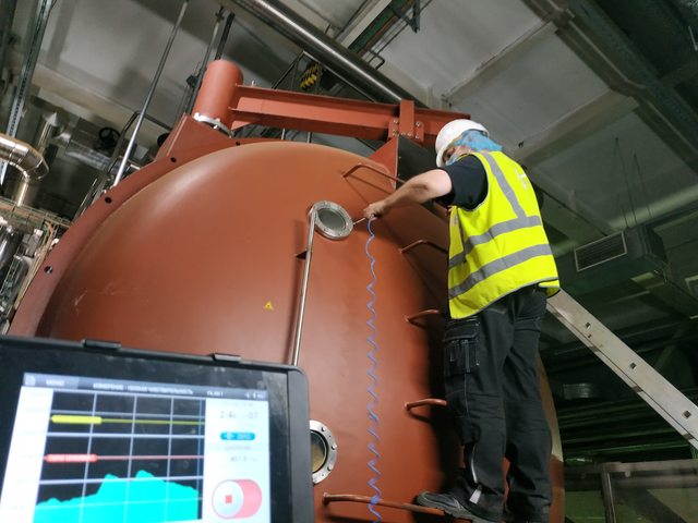 Helium spray testing an industrial installation