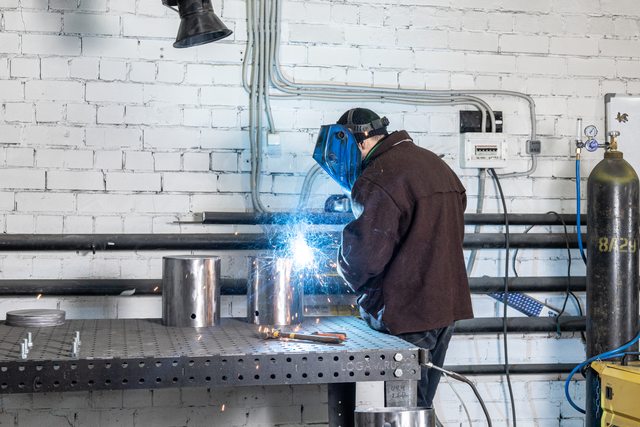 Welding a cylindrical vacuum assembly at LeakLab