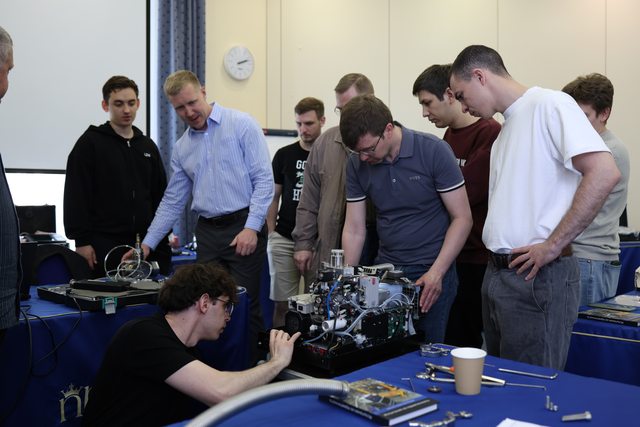Hands-on training with an opened leak detector