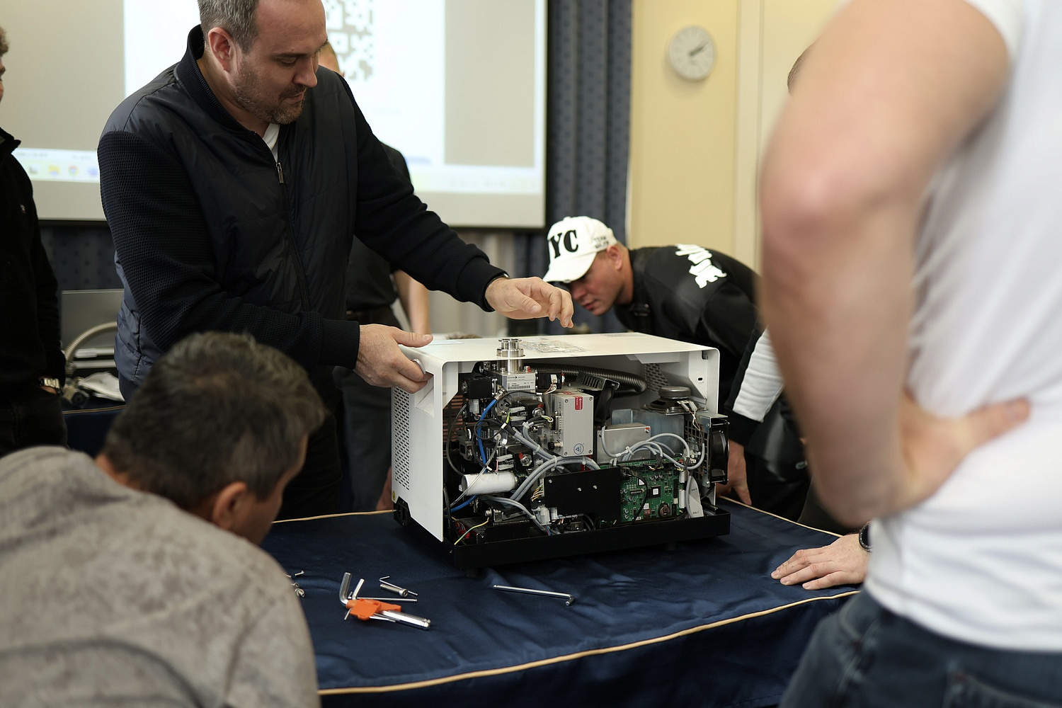ASM 340 Leak Detector: Maintenance Guide